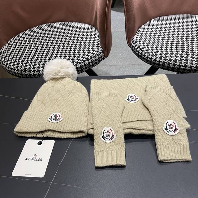 Moncler Moncler three-piece set of gloves, hats and scarves is very soft and ski