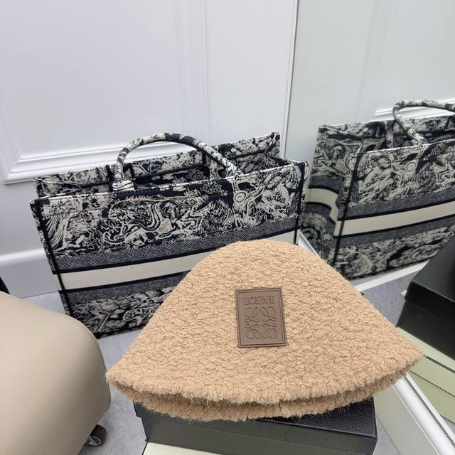 Loewe autumn and winter lamb wool classic hat shape