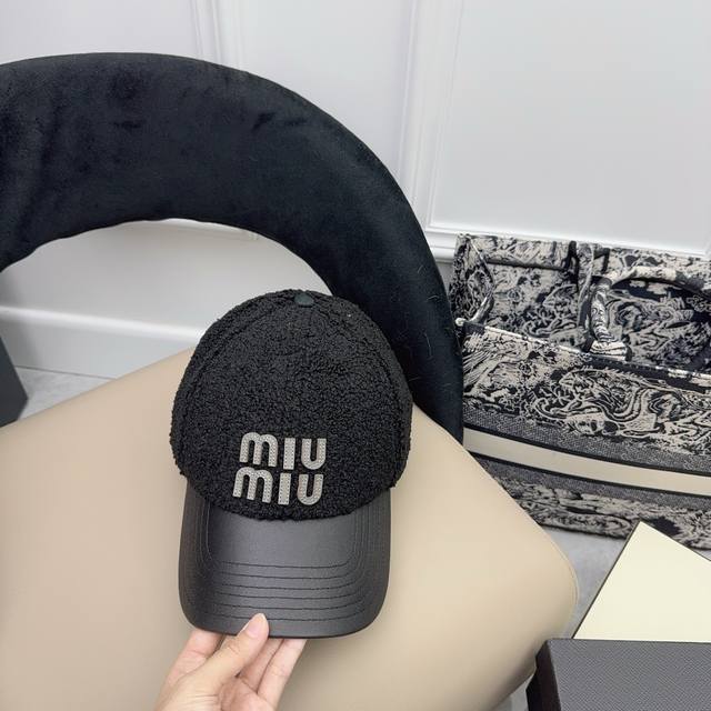 Miu Miu High-end baseball cap Autumn and winter hot hat style ~~ Very stylish pa