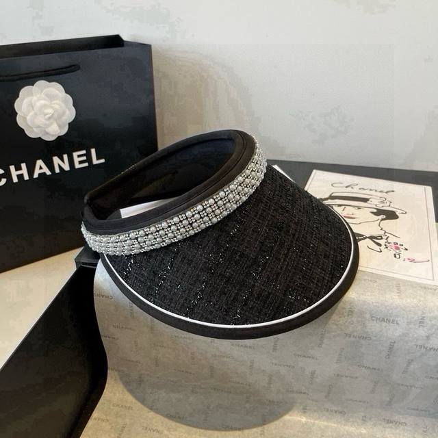 Special Chanel pearl headband, sun hat