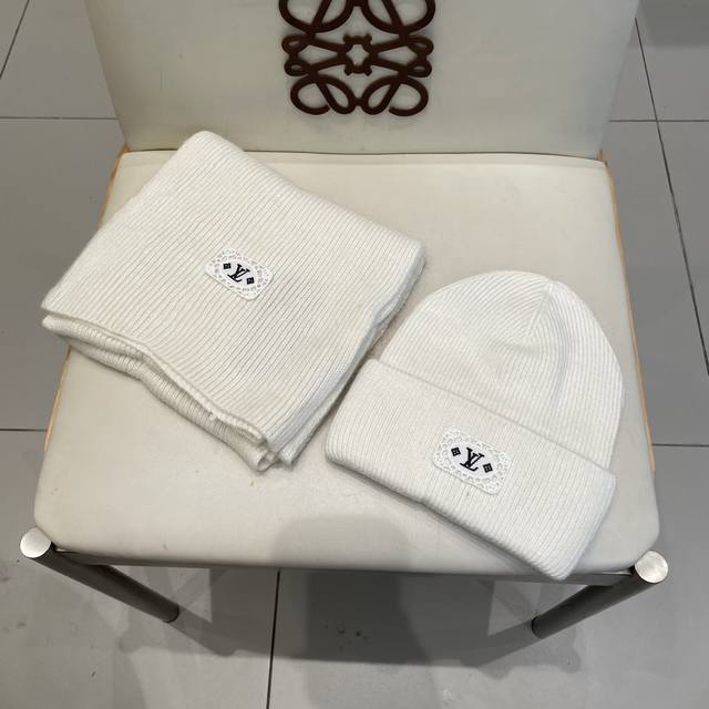 LV wool hat and scarf set. Original. Complete set. Very soft and skin-friendly,