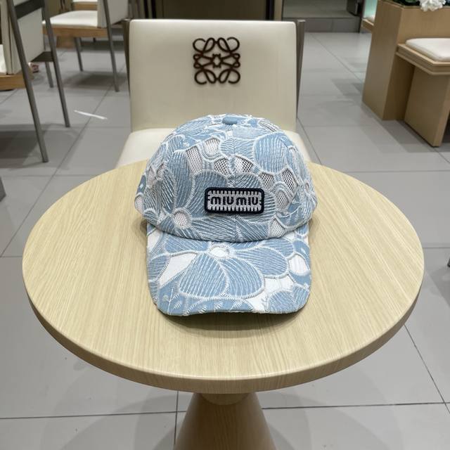 Miumiu simple baseball capThe hottest color at the moment - full of street style