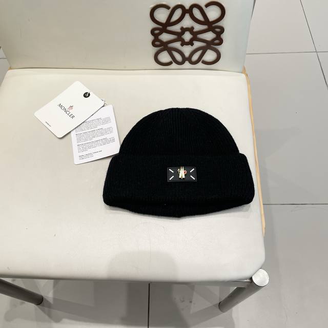 Moncler's classic knitted hat, a replica of the original. Very soft and skin-fri