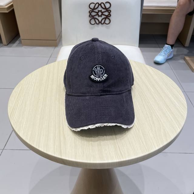Moncler's new autumn and winter corduroy baseball cap The M baseball cap is simp