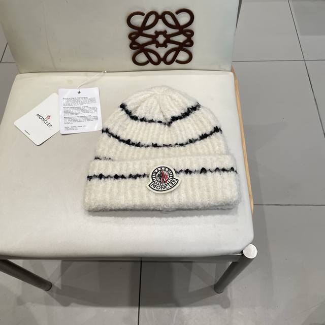 Moncler classic Moncler wool hatOne of the most beautiful items in autumn and wi