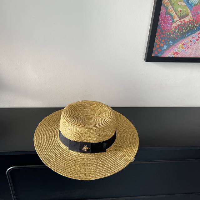 Special price with dust bag. Gucci's new 2025 gold-threaded flat-top straw hat
