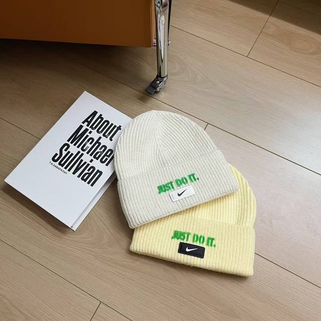 Running volume Autumn and winter new Fashion brand knitted hat Details full sco