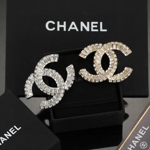 Chanel's hottest item, the square diamond brooch, is the most classic, no doubt