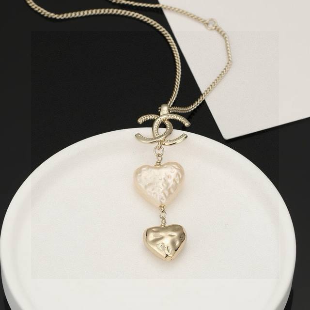 The Chanel Pearl Heart Peach Necklace has a simple design yet stylish. The perf