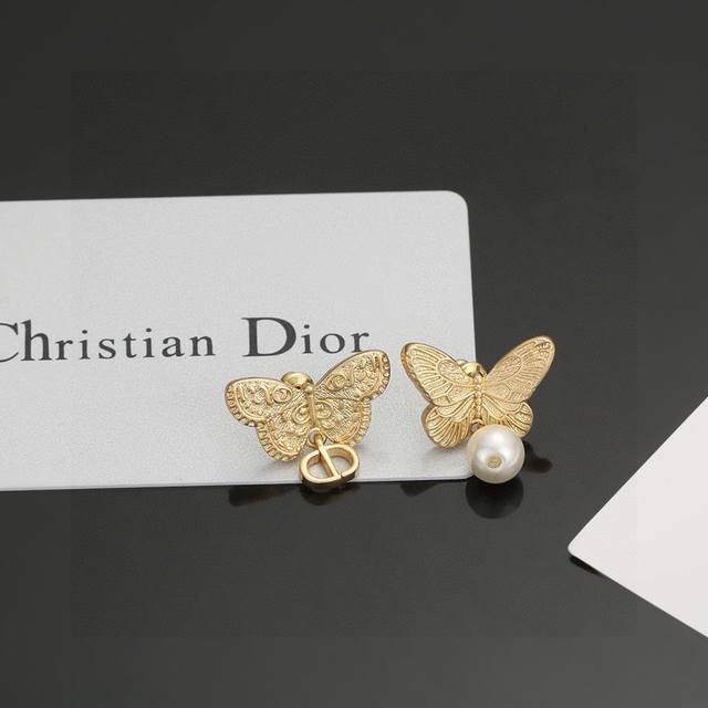 The latest Dior asymmetrical butterfly is popular among all internet celebrities