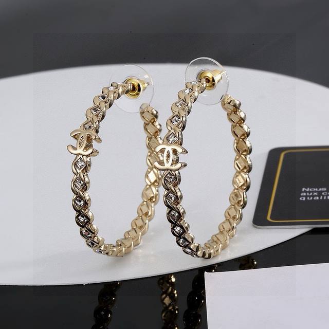 Chanel Chanel classic double C double-sided pearl earrings are very beautiful an