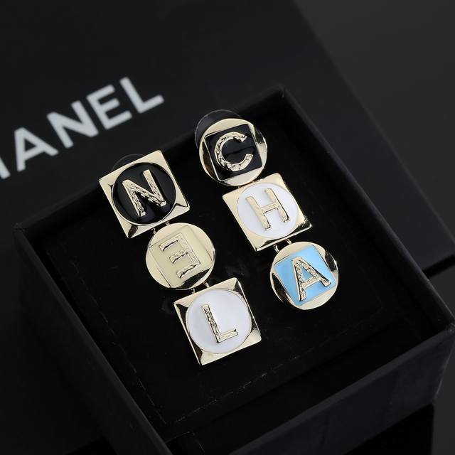 Chanel Chanel classic letter earrings are very beautiful and versatile with any