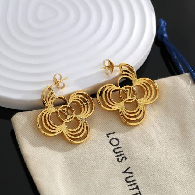 Lv earrings from Louis Vuitton bring a fashionable and interesting visual experi