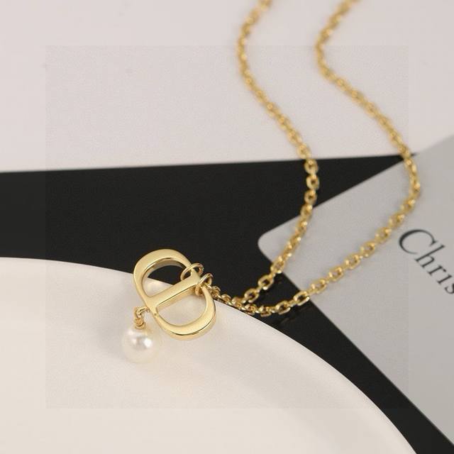Dior CD necklace has a simple CD design yet is fashionable. The perfect collisio
