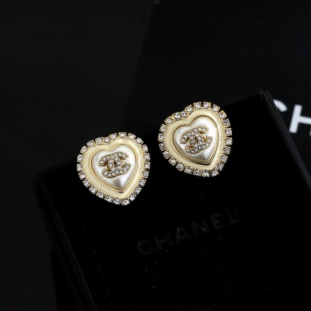 The new Chanel earrings are exactly the same as the original ones. High-end cus