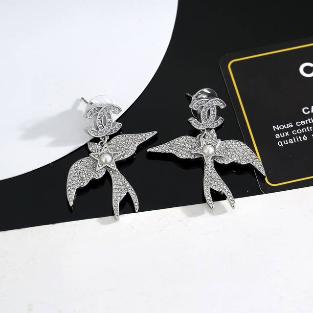 Chanel Chanel's new swallow double C earrings are very beautiful and can be matc