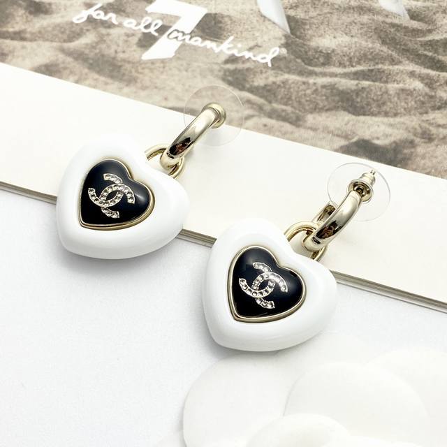 Chanel's hot-selling earrings are now available! Chan 25 white acrylic heart ho