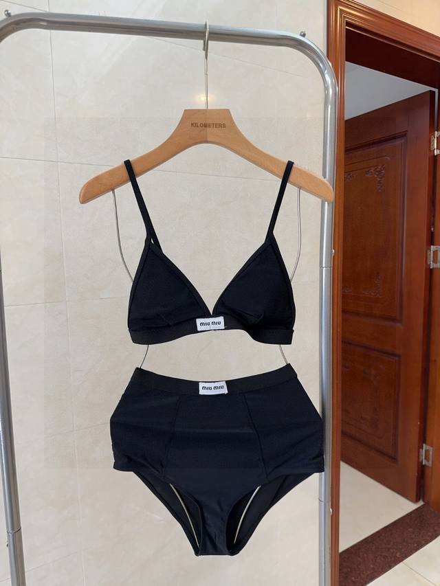 Miumiu swimsuit, the upper body is slim and good-looking! Wearing very Western s