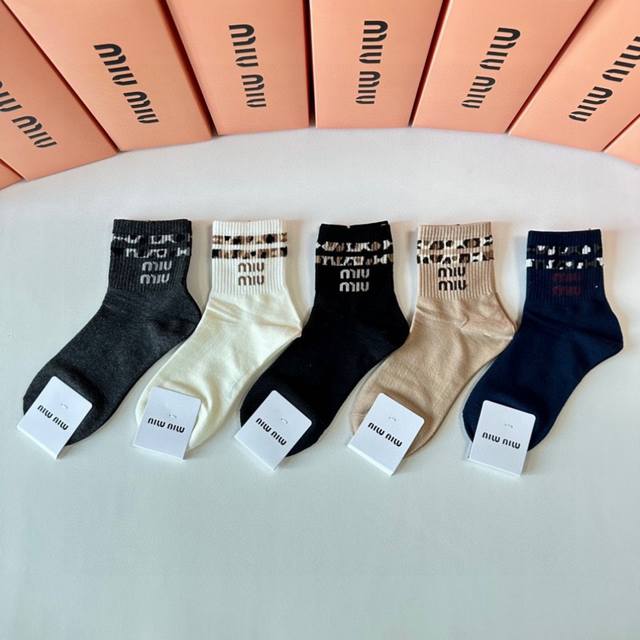 Special packaging Miumiu Miu Miu's new classic mid-length stacked socks! Five pa