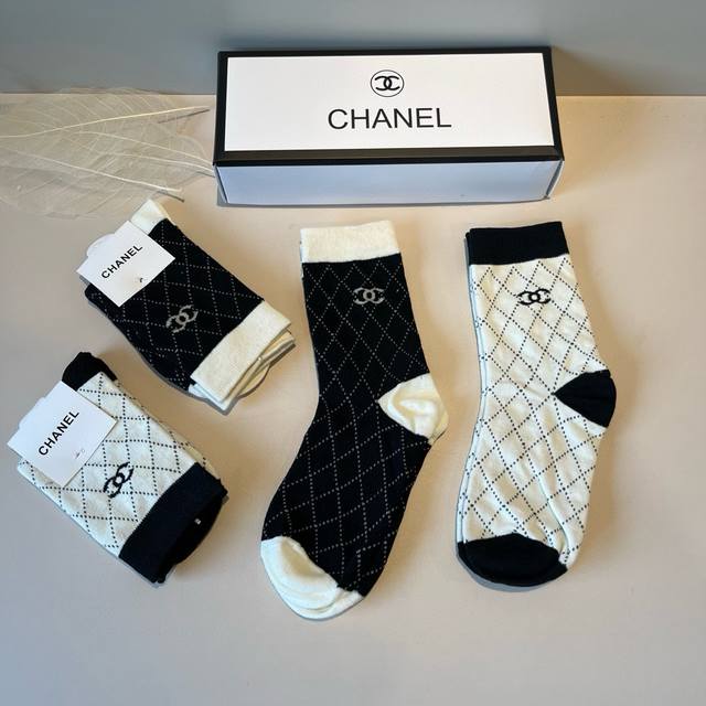 Chanel's new early autumn mid-length socks, classic style, fashionable and advan