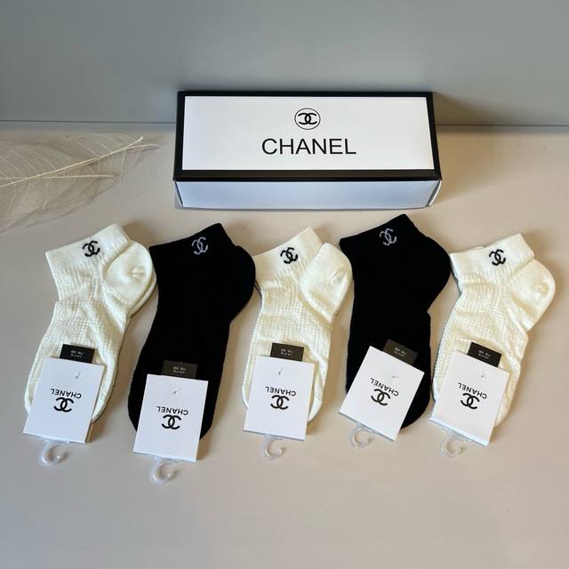 Chanel's new early autumn mid-length socks, classic style, fashionable and advan