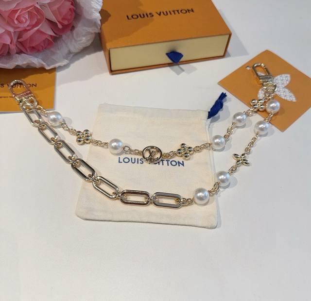 Lv keychain bag chain. This Figaro belt chain features a double-link design forg