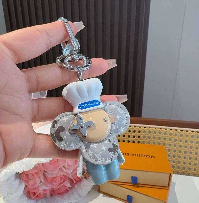 Louis Vuitton Lv Keychain Bag Charm M01467 Vivienne wears the Louis Vuitton sign