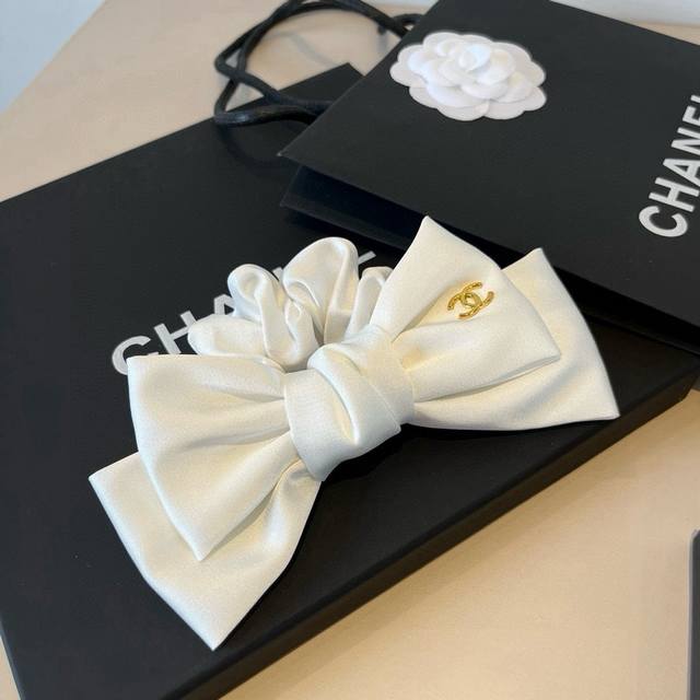 Chanel bow hairband in black and white