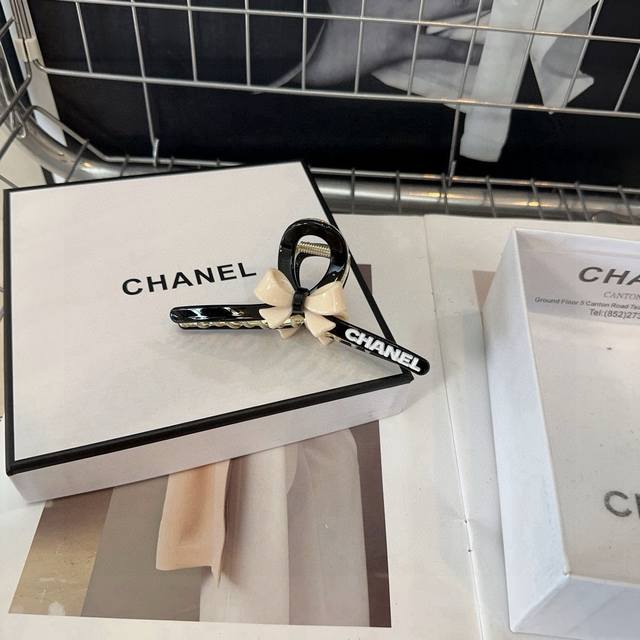comes with a box Chanel's latest popular small-brand clip, fashionable and vers