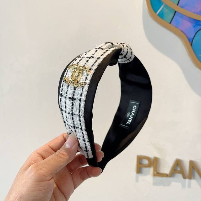 with packaging Chanel Chanel's latest small fragrance style wide brim headband,