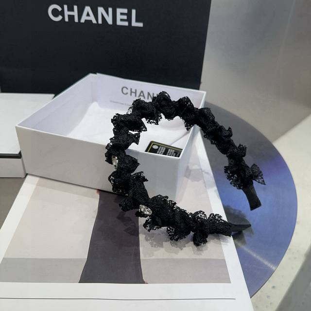 comes with a box Chanel's latest lace headband, super beautiful! A must-have fo