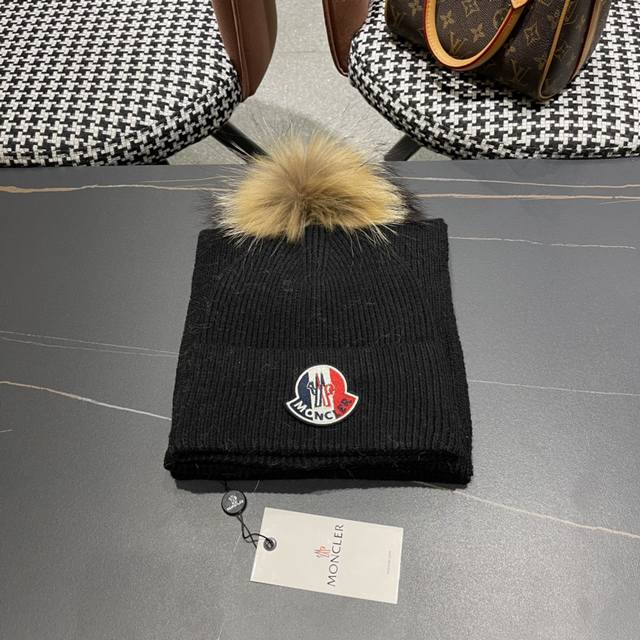 A classic Moncler wool hat set! Comes with a 20cm camel fur ball hat and scarf!