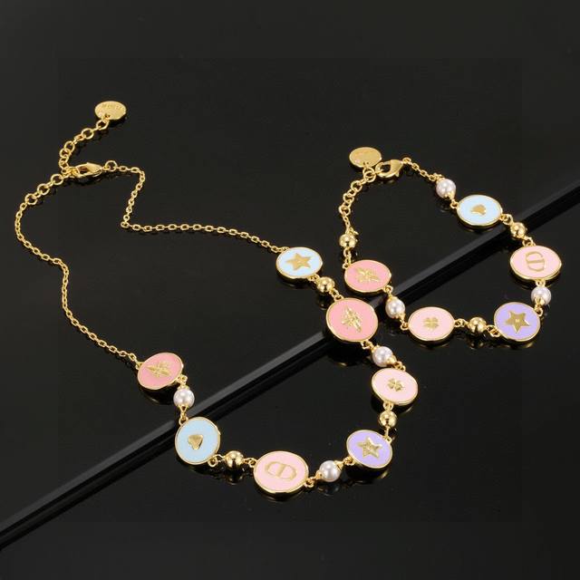 dior Dior multi-element necklace bracelet uses retro gold as the main color, and