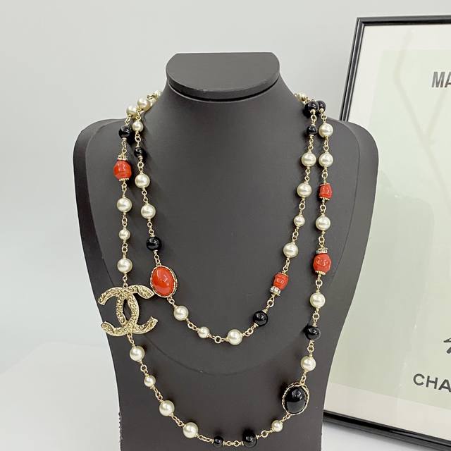 Chanel's hot-selling necklace is back! Chanel 24 vintage Southern Ruby, Black G