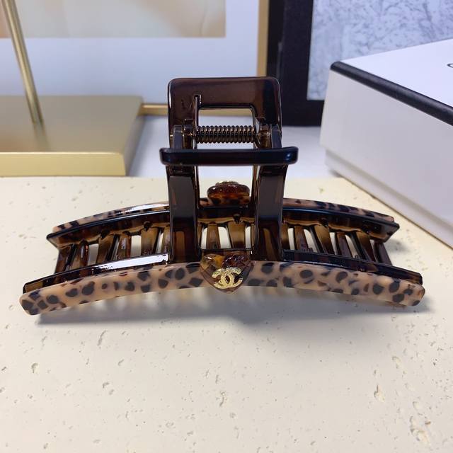 Chanel Chanel hairpin leopard print logo clip temperament versatile daily exquis