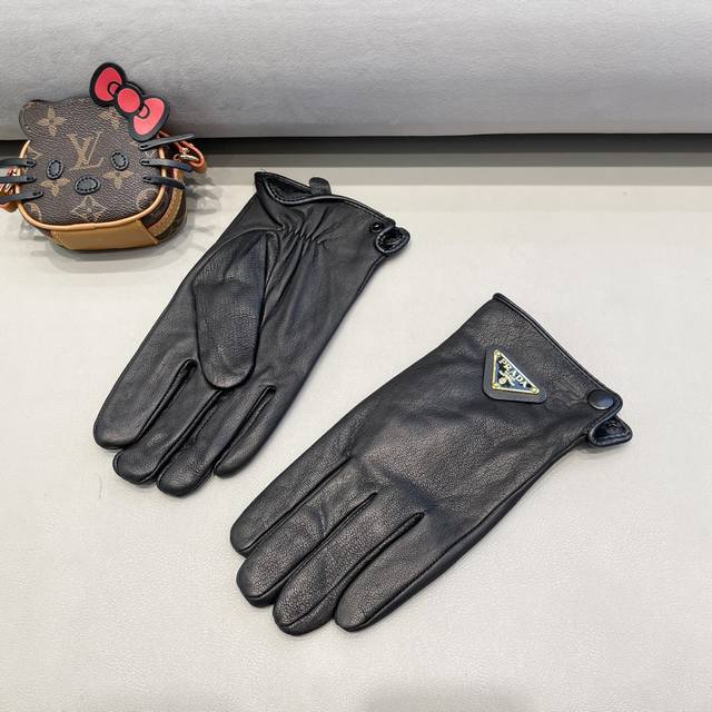 Men's 2025 new exclusive first touchscreen gloves. Men's gloves. Prada men's or