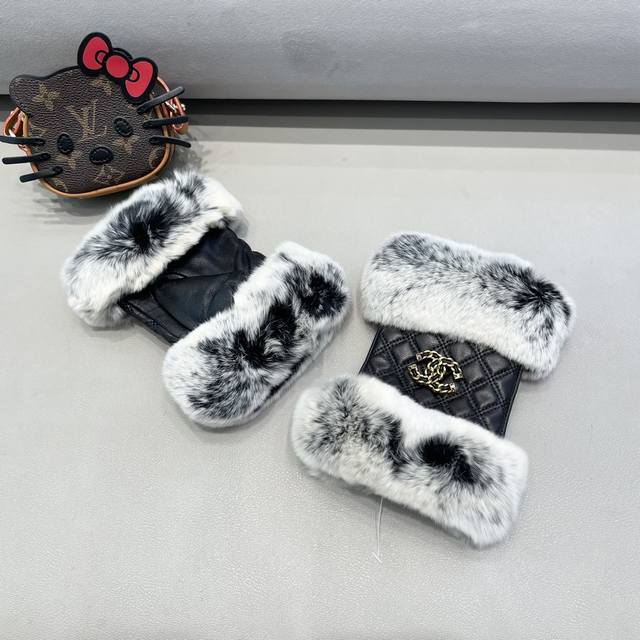 Women's Chanel Autumn and Winter Short Half-Finger Gloves are worth comparing t