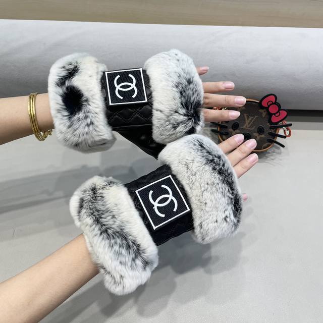 with packaging. Women's Chanel autumn and winter short half-finger gloves are w