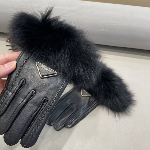 Original Prada gloves exported from Italy, made from top-quality white goat fur
