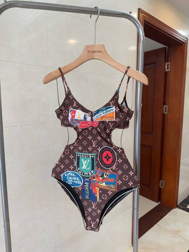 Lv swimsuit, the upper body is slim and good-looking! Wearing very fashionable S