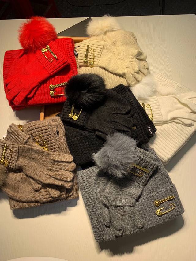 Versace. A three-piece wool suit: a classic fox fur hat, scarf, and gloves! Supe