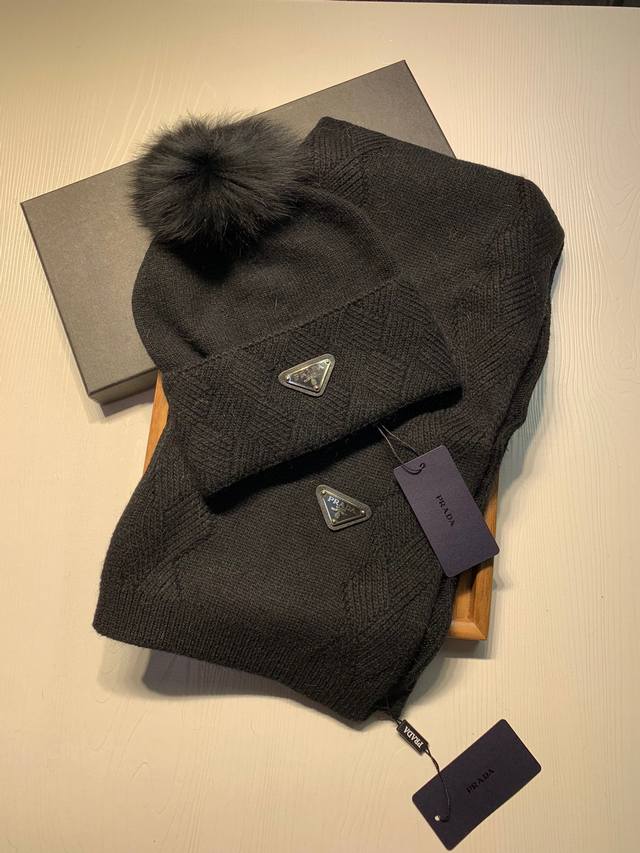 prada. A classic wool hat set with a fox pom-pom! Hat and scarf! Material: 70% w
