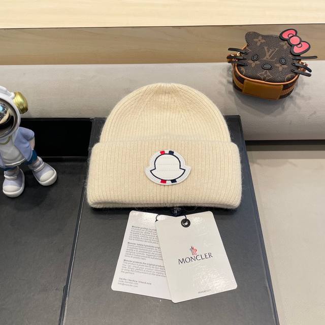 Moncler's new classic knitted hat is very soft and skin-friendly, with good ela
