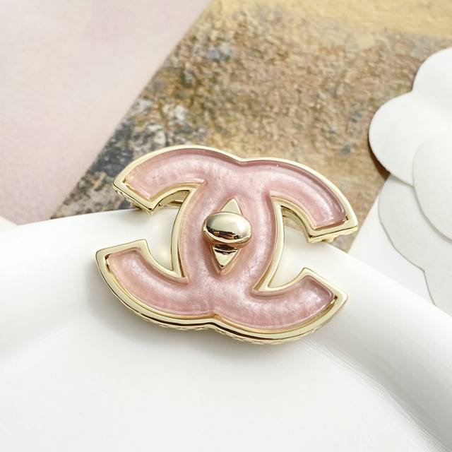 Chanel's hot-selling brooch is back! Chan 25 Pink Double C Backpack Buckle Broo