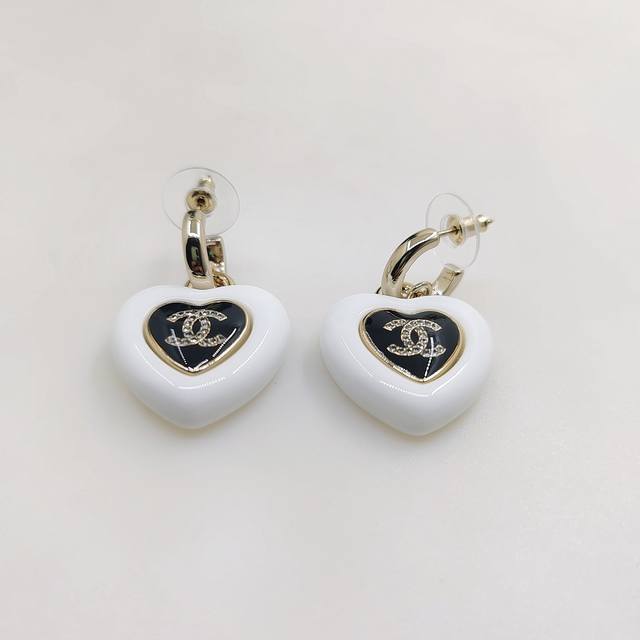 Ch*Nel latest black and white heart earrings consistent Zp brass material