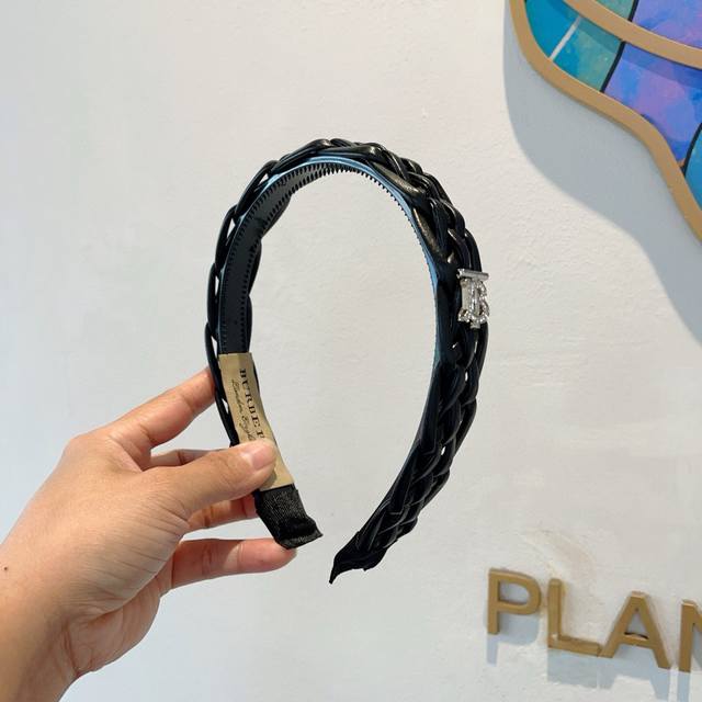 with packaging Burberry's new high-end PU twist headband, all the details of th