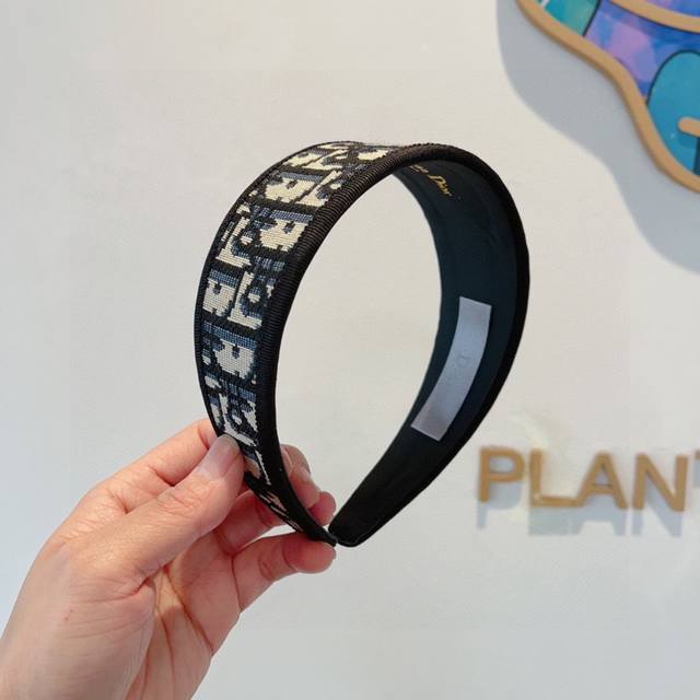 with packaging Dior's new high-end version of the original D brand embroidered