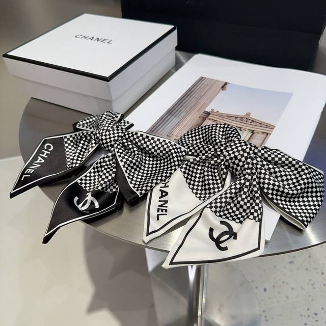 comes with a box Chanel's latest spring hairpin, super beautiful! A must-have f