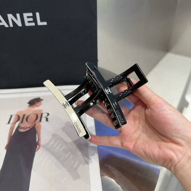 comes with a box Chanel's latest small Chanel clip, simple and practical, fashi