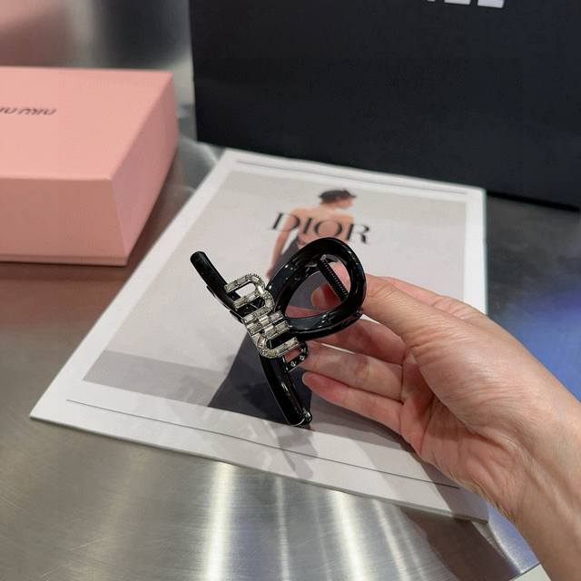 comes with a packaging box Miumiu's new letter eight-shaped clip, simple and el